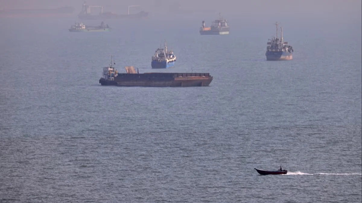 Iran retaliates: strikes Jordan after US action on Hormuz island