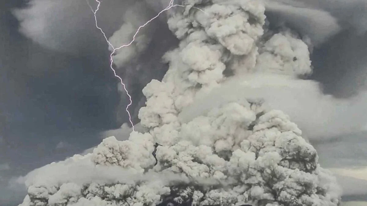 Volcanic plume may act as a methane cleaner, study finds