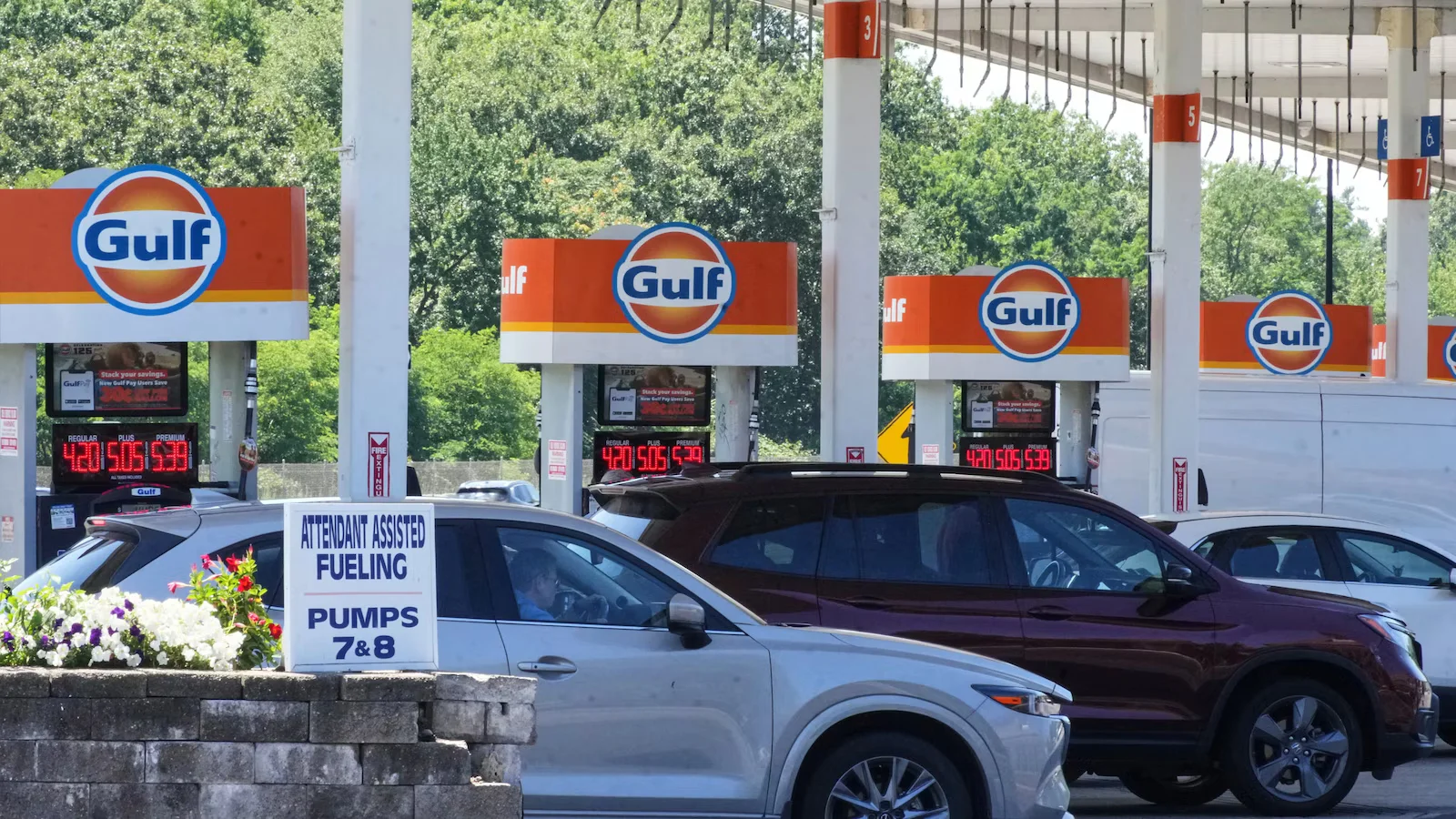 Gas-price rebound dents American confidence as Iran tensions flare