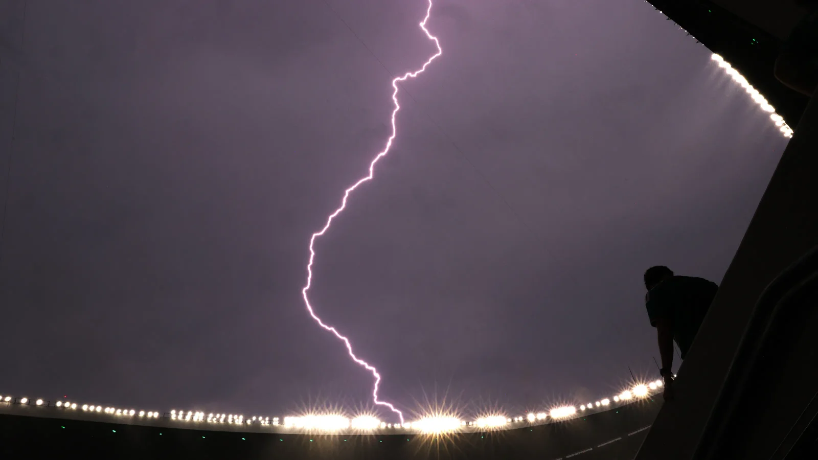 Lightning Delays Mexico–Ecuador World Cup Kickoff in Mexico City
