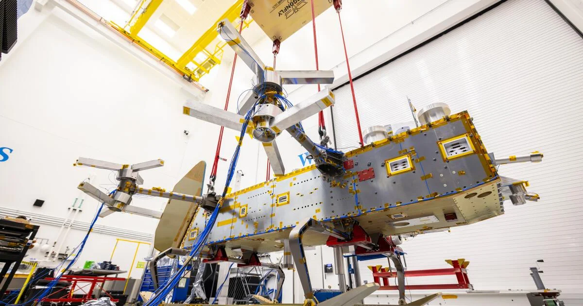 Dragonfly: NASA’s Nuclear Copter Set to Hover Titan for Life Clues