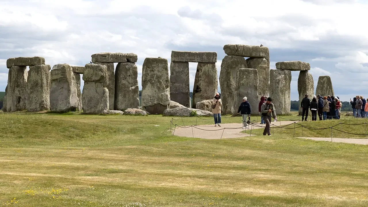 Ice and ingenuity: Glaciers and ancient people moved Stonehenge's Altar Stone