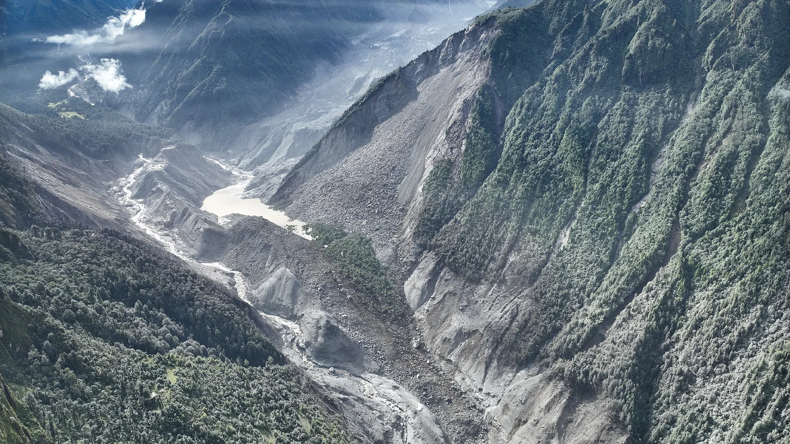 Tibet barrier lake forms after Gyirong mudslide, elevating flood risk as rescues pause