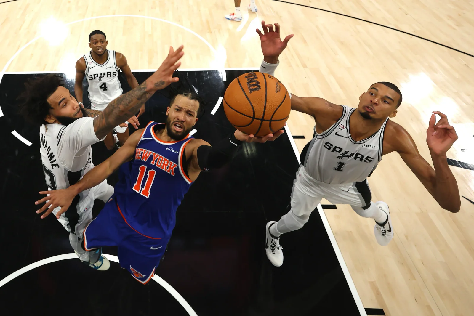 Knicks Turn Pressure Into Game 2 Win Over Spurs