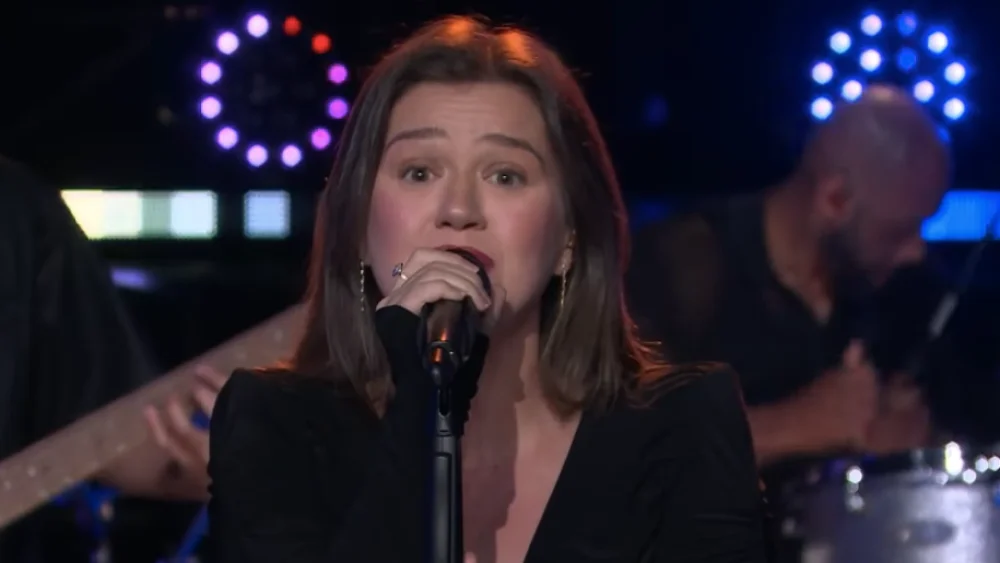 Kelly Clarkson Ends Seven-Season Run With Spectacular 'Golden' Kellyoke Finale