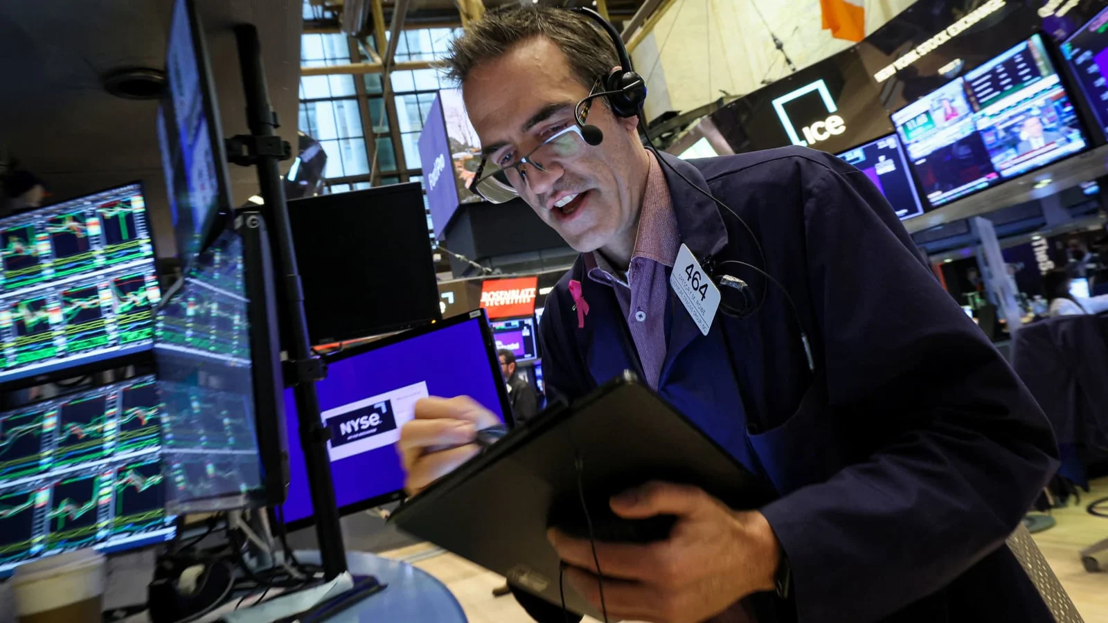 Stocks fluctuate as investors analyze bank issues and Fed decision.