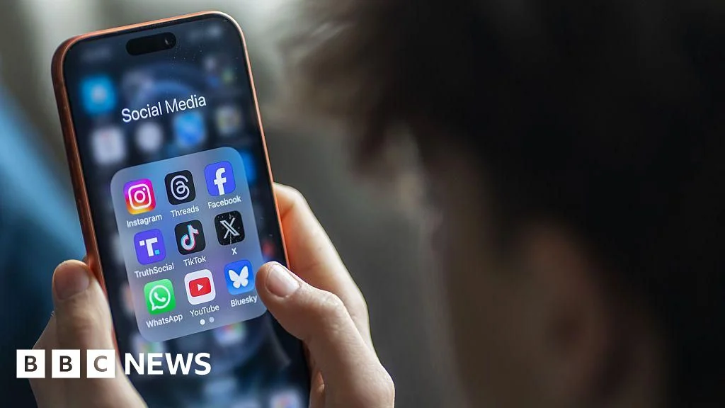 New Zealand aims to bar under-16s from social media