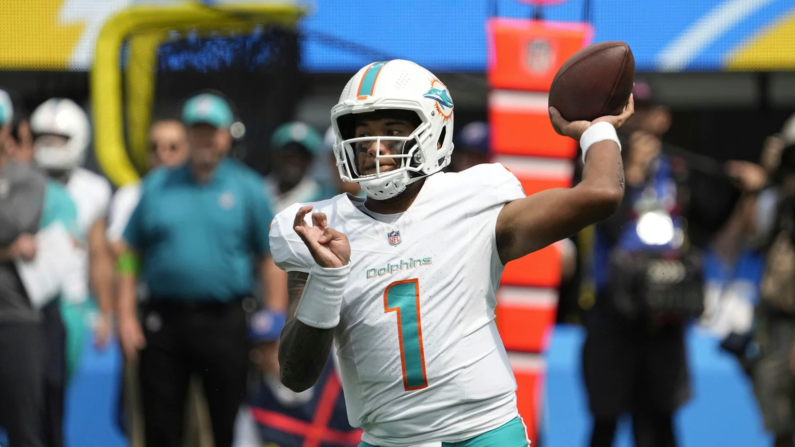 "Quarterback Rankings: Tua Tagovailoa and Jordan Love Lead the Way in Week 3"