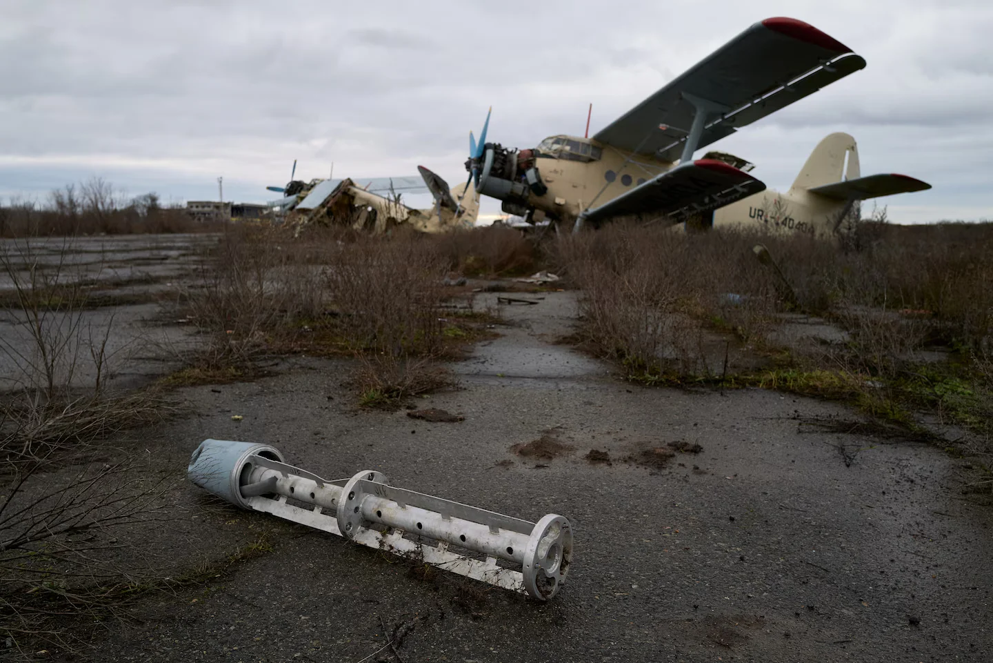 "US Considers Providing Cluster Munitions to Ukraine Amidst Controversy"