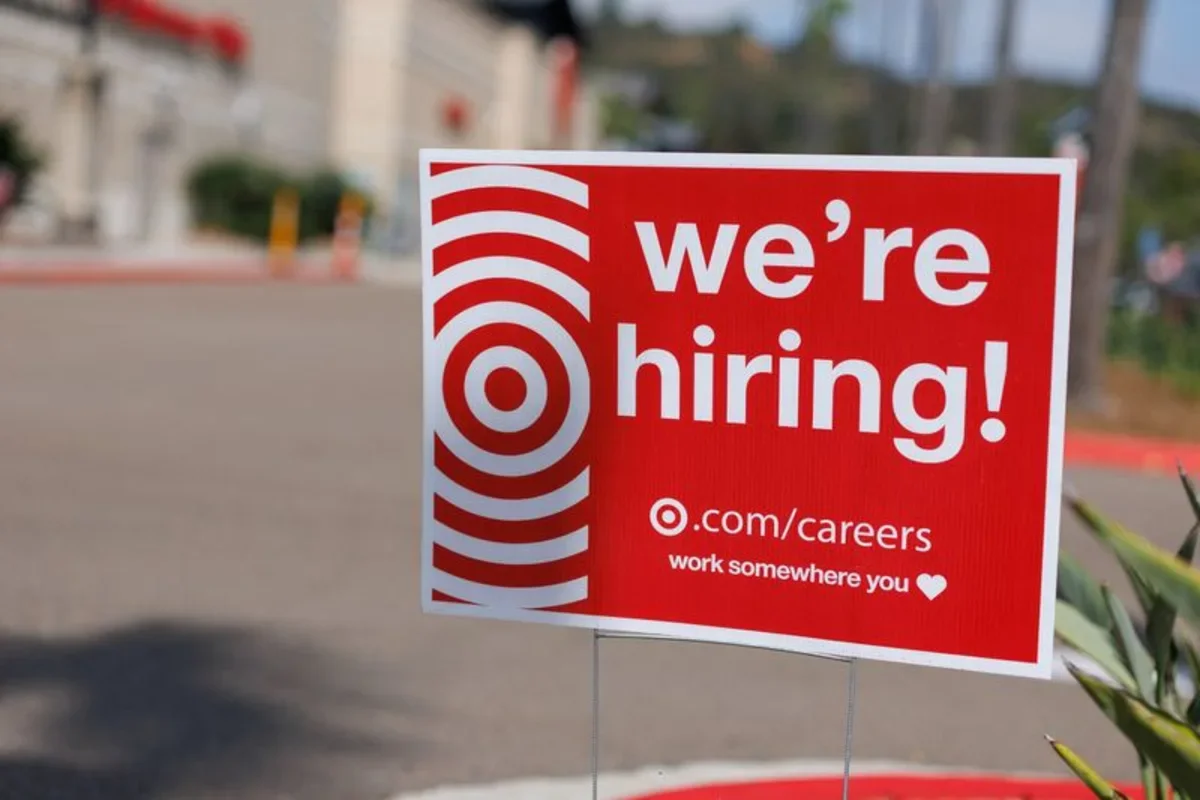 US jobless claims dip as labor market shows resilience
