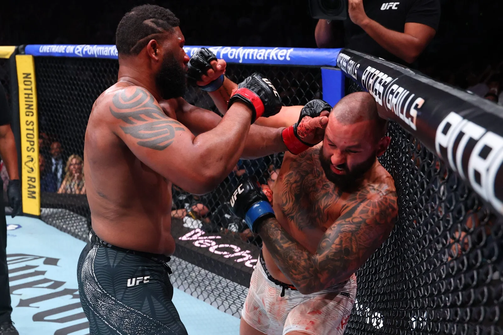 Hokit edges Blaydes in brutal UFC 327 war as Blaydes fights through fractures