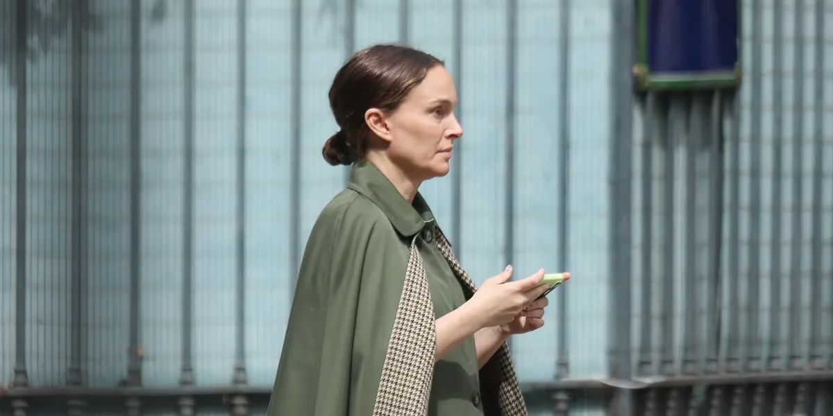 Portman Debuts Vintage Hermès Cape Ahead of Third Child