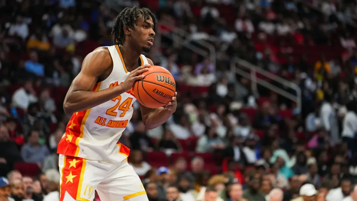 Five-star forward Mackenzie Mgbako chooses Indiana basketball team