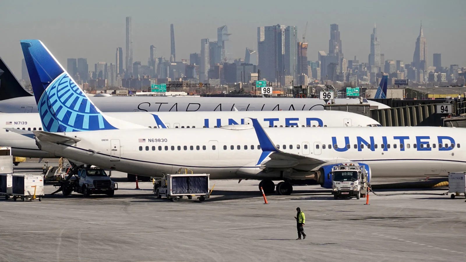 Pole-Touch Landing: United 767 Clips Turnpike Pole on Newark Approach