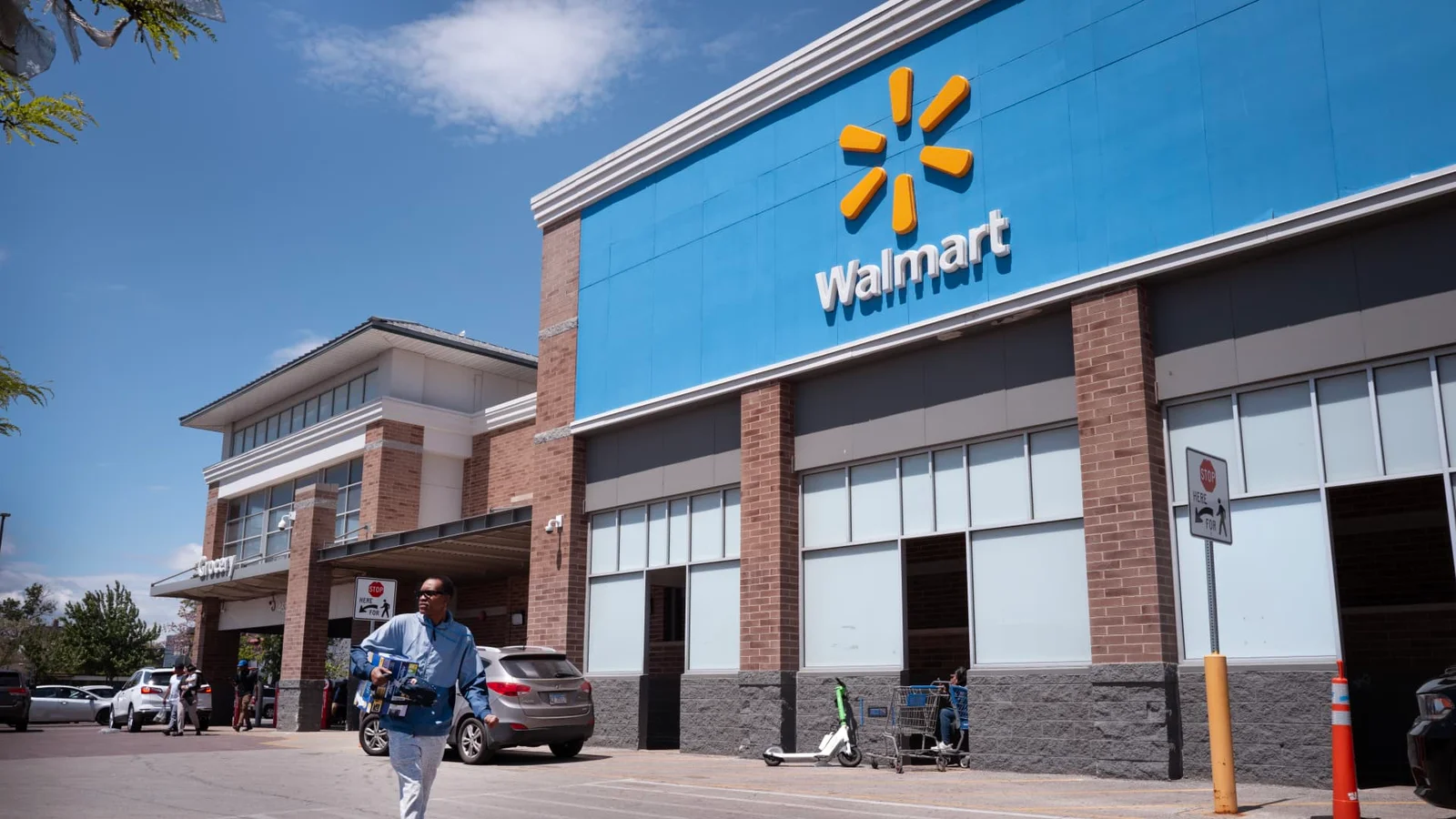 Walmart poised to probe U.S. consumer resilience in Q1 2027 earnings