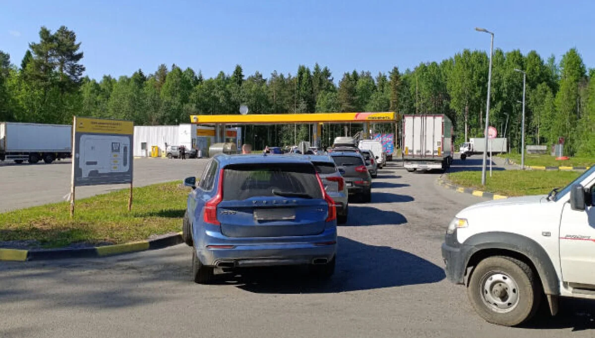 Fuel Crunch Tightens Northwest Russia's Kola Highway