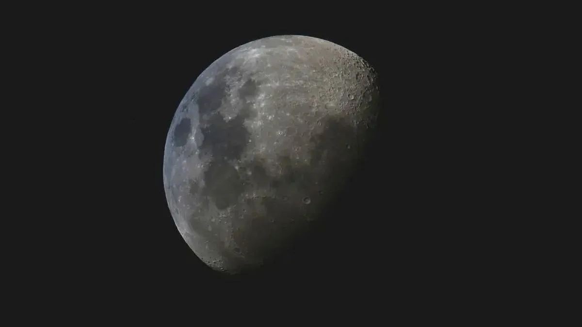 Thanksgiving Skywatching: Moon, Saturn, and Jupiter Illuminate the Night