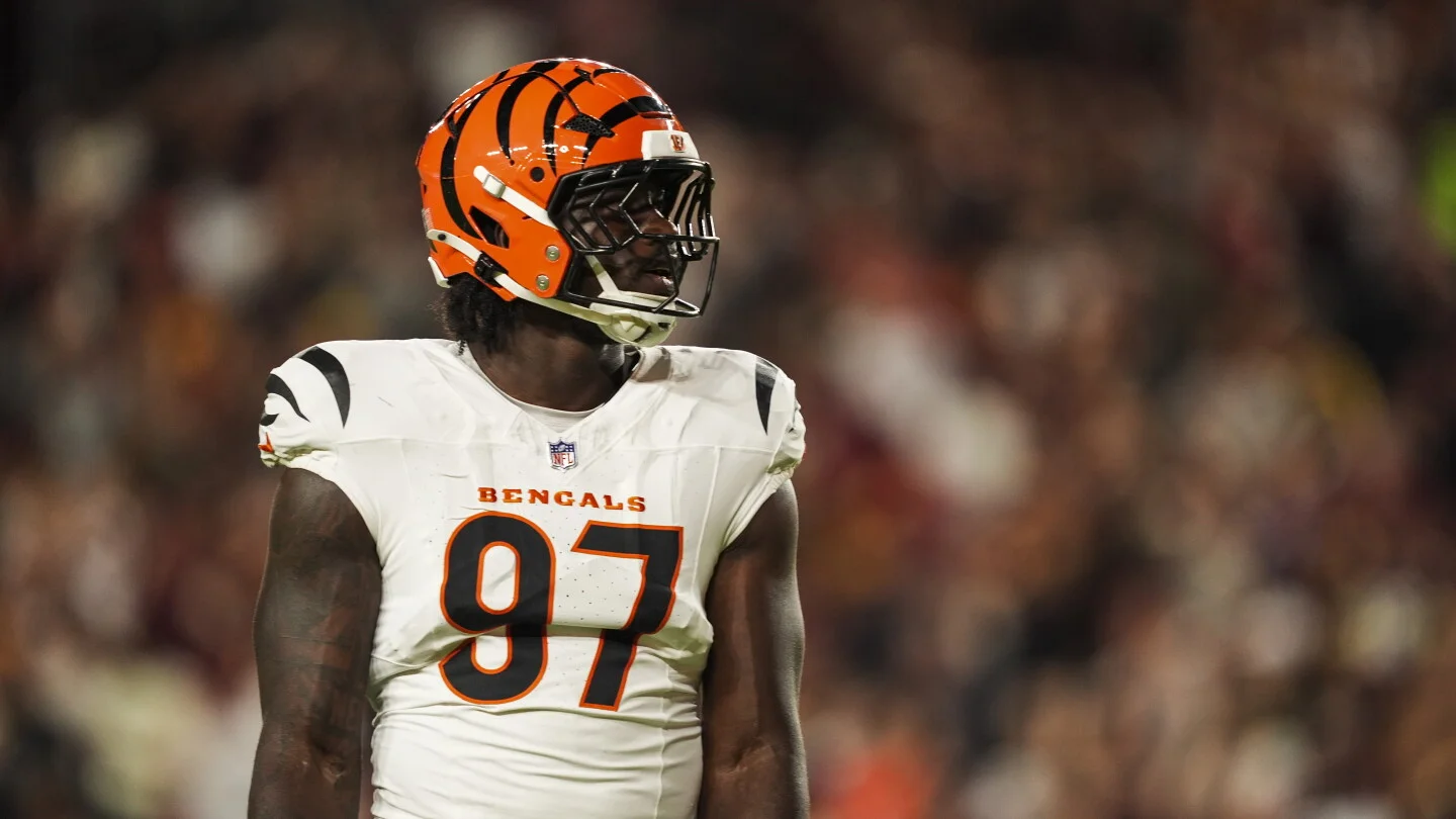 Bengals' rookie DE Shemar Stewart carted off with apparent left-leg injury