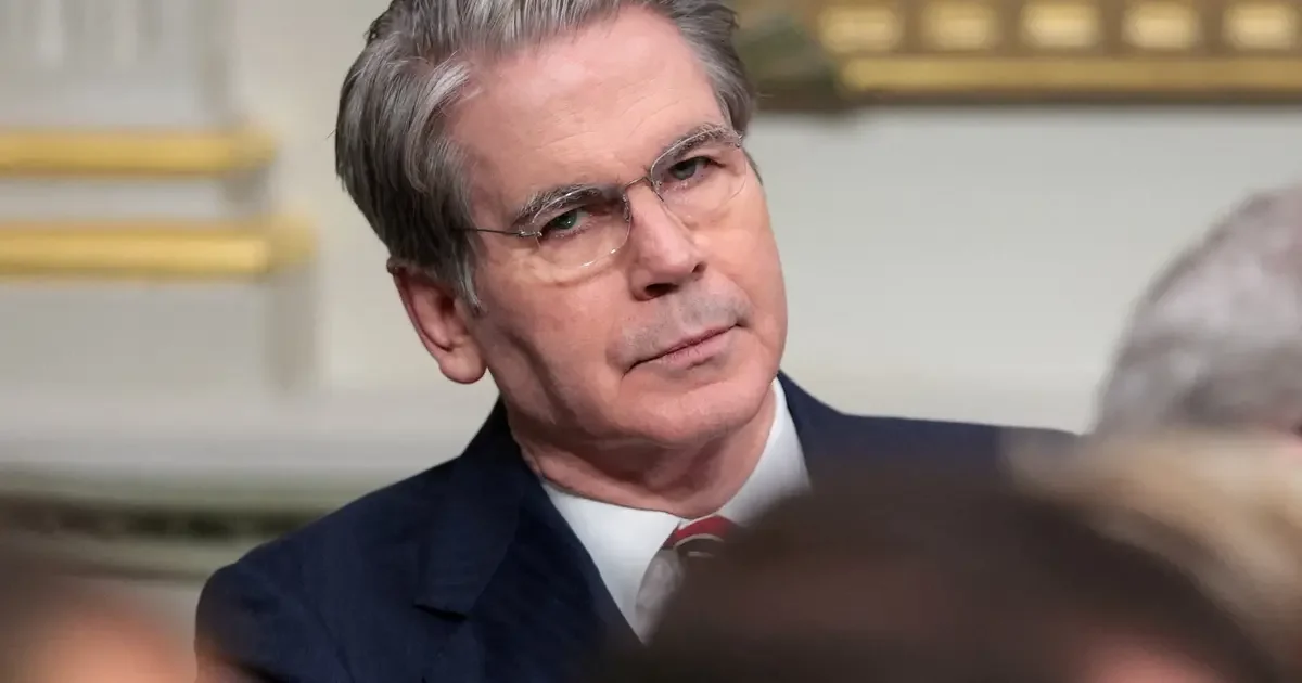 Treasury Secretary Urges Wait-and-See on Rate Cuts Amid Iran Conflict