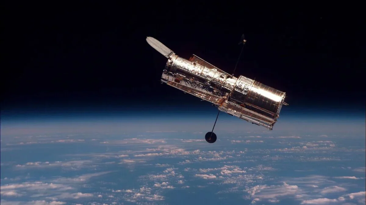 NASA Ponders Budget-Friendly Reboost to Save Hubble
