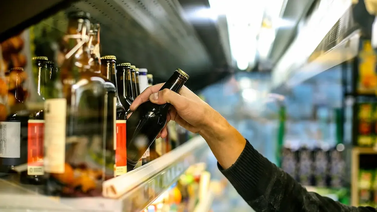 Schlitz ends 177-year run, closing Milwaukee's iconic beer chapter