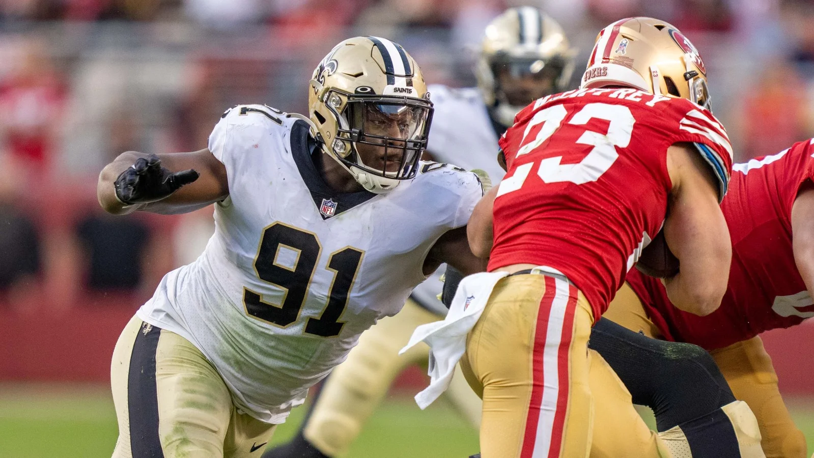 Eagles ink deal with DL Kentavius Street.