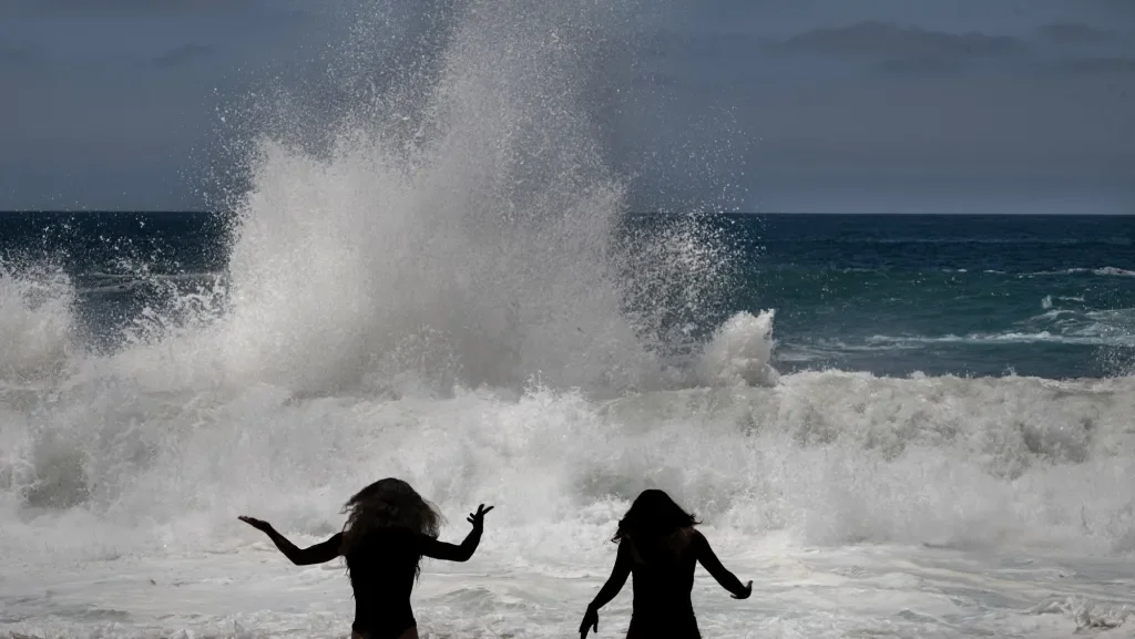 SoCal Coast Warned: Extended Alerts for High Surf and King Tides