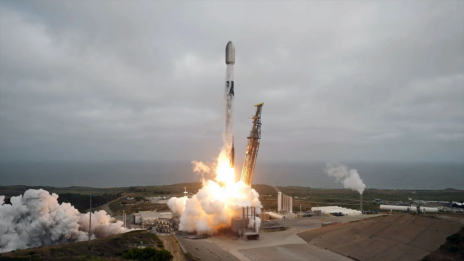 SpaceX lofts 24 Starlink satellites into orbit from California