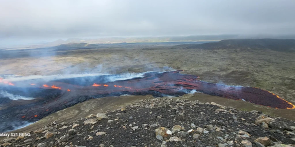 Icelandic Volcano Continues to Erupt, Earthquakes Reported