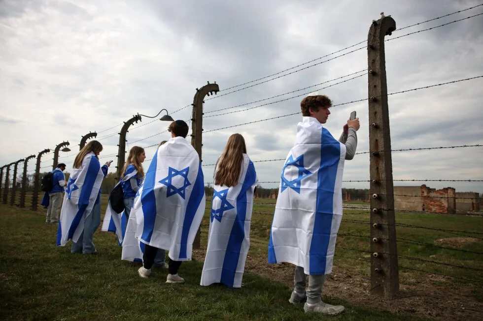 Poland and Israel Observe Holocaust Remembrance Day Through Photo Displays