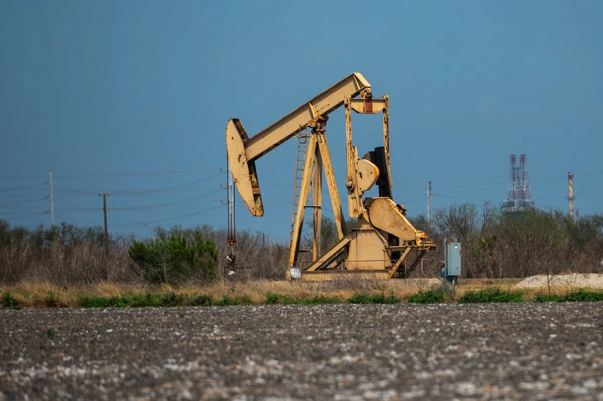 Brent Dips Under $80 as Iran Deal Signals Fresh Oil Supply
