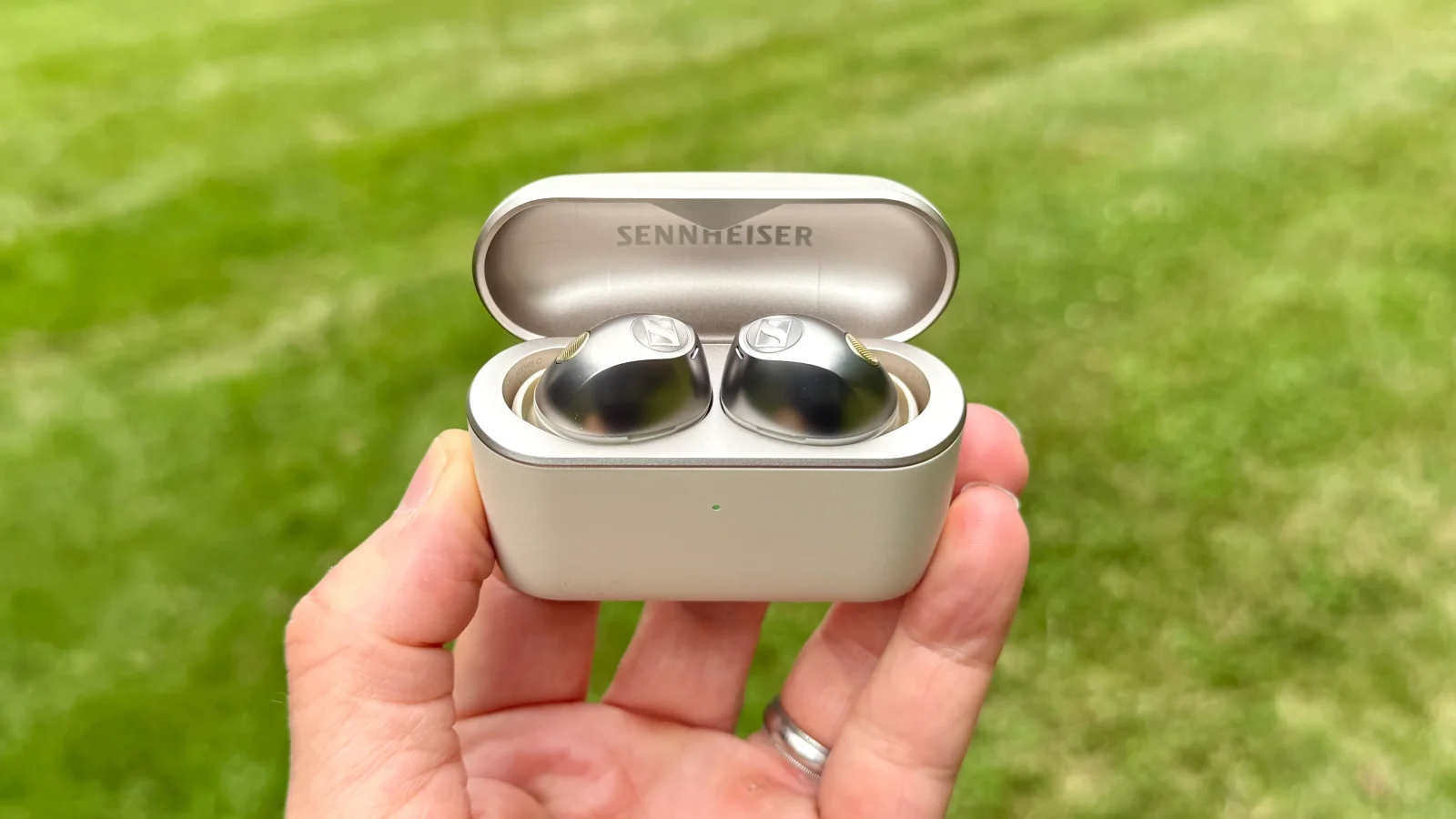 Momentum 5: Refined Sennheiser Buds Blend Design, Sound and Replaceable Batteries for Editors’ Choice