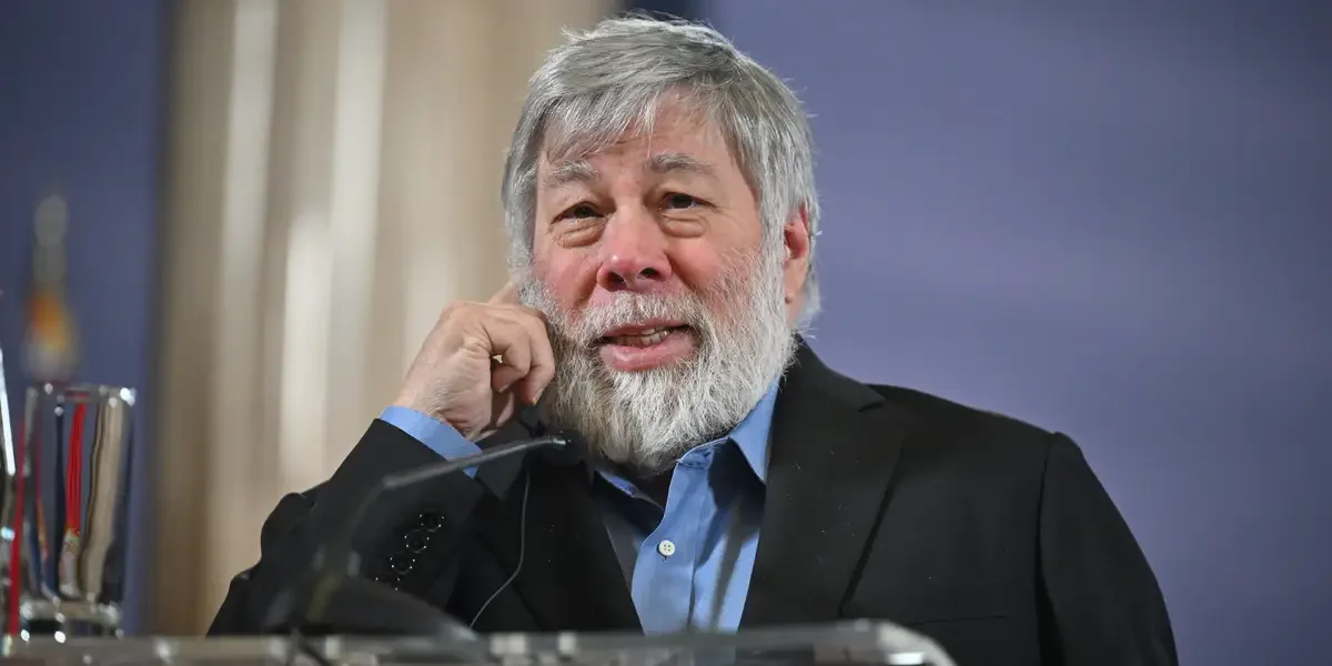 Wozniak Wins Graduation Crowd with AI Insight