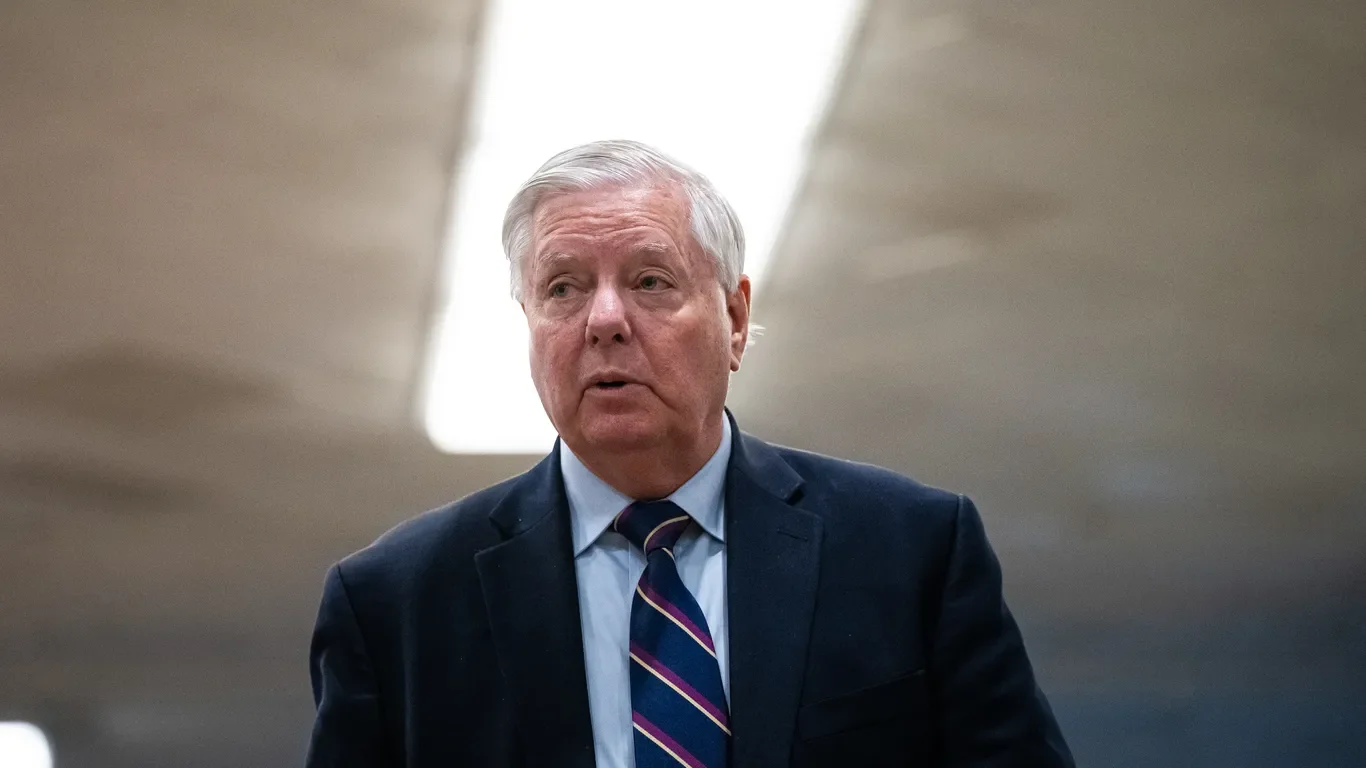 Graham Warns of Possible U.S. Land Strikes on Venezuela Over Drug Ties