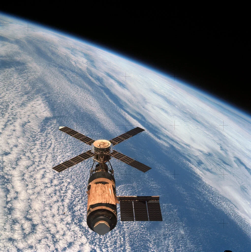Skylab ends a six-year orbit as debris in Western Australia becomes museums and a rain-catching keepsake