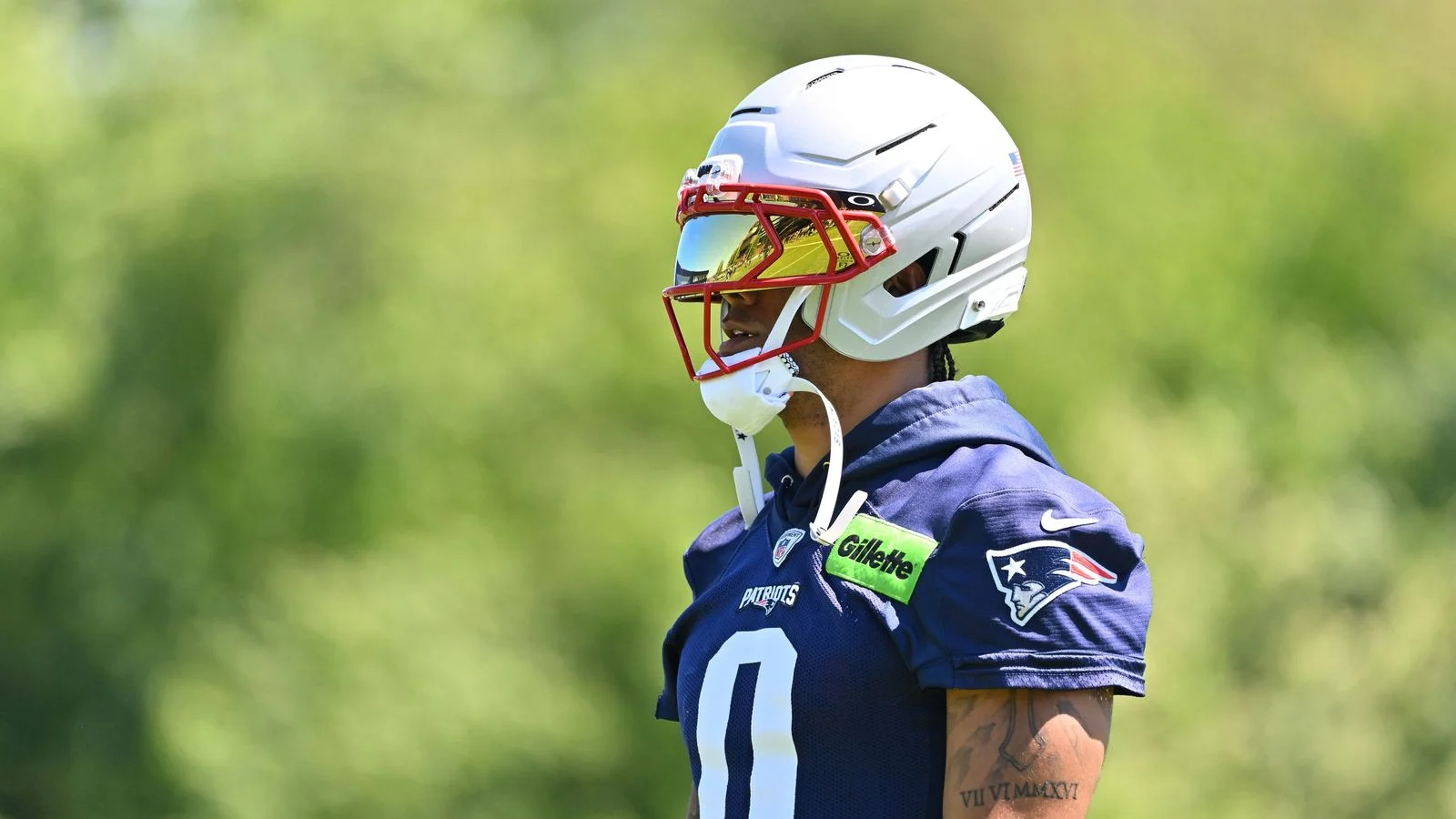 Gonzalez Returns as Patriots Face Slippery Grass in Eagles Joint Practice