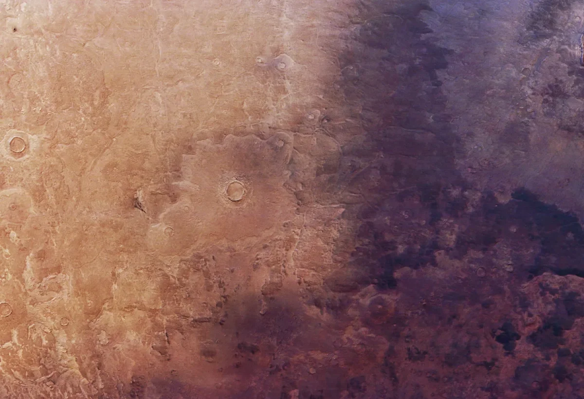 Mars Express spots rapid dark wave creeping across the Martian surface