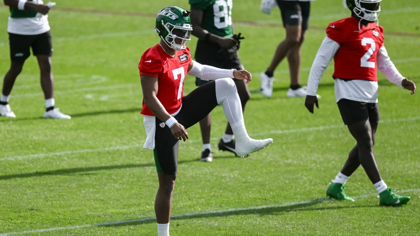 Jets' Justin Fields suffers apparent leg injury during practice