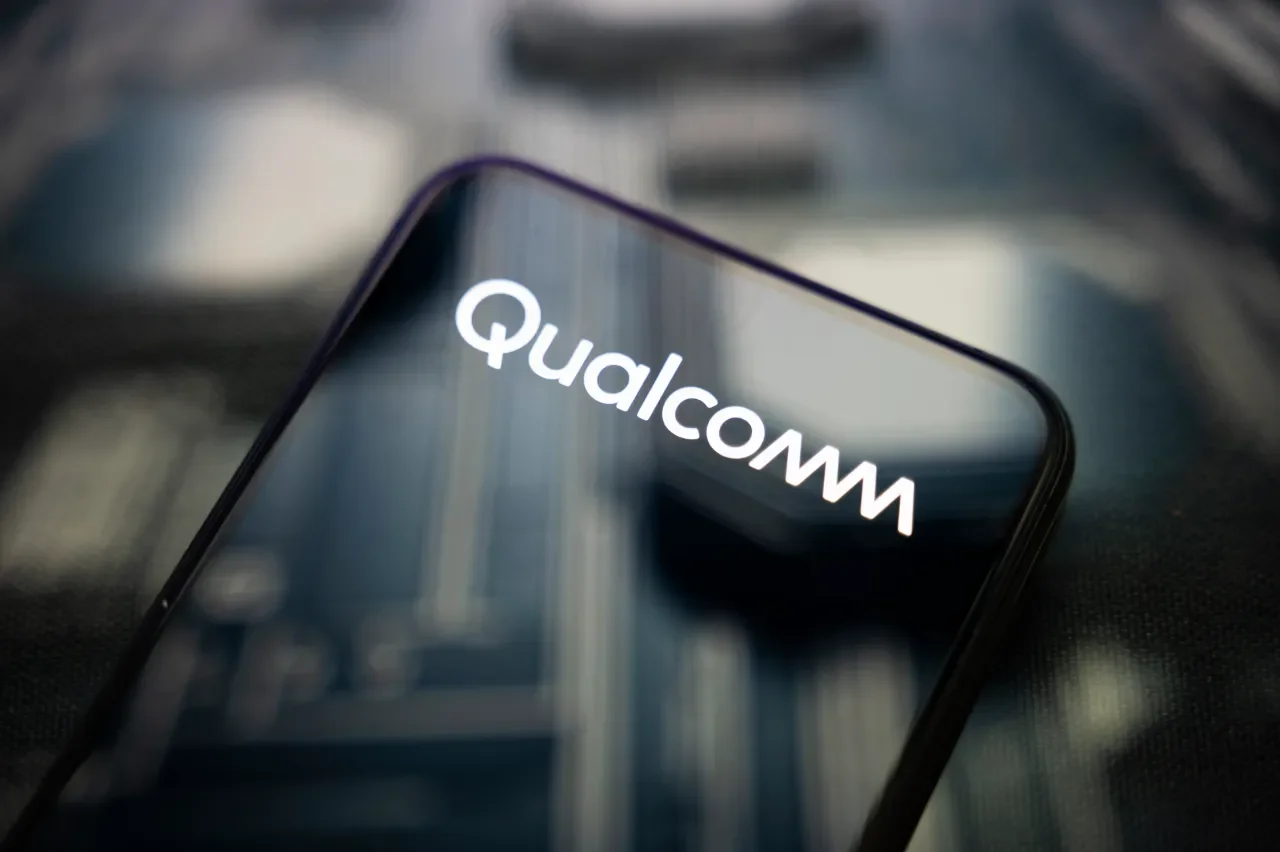 AI Data-Center Push Lifts Qualcomm Valuation as MSFT and GOOG Eye Big Contracts