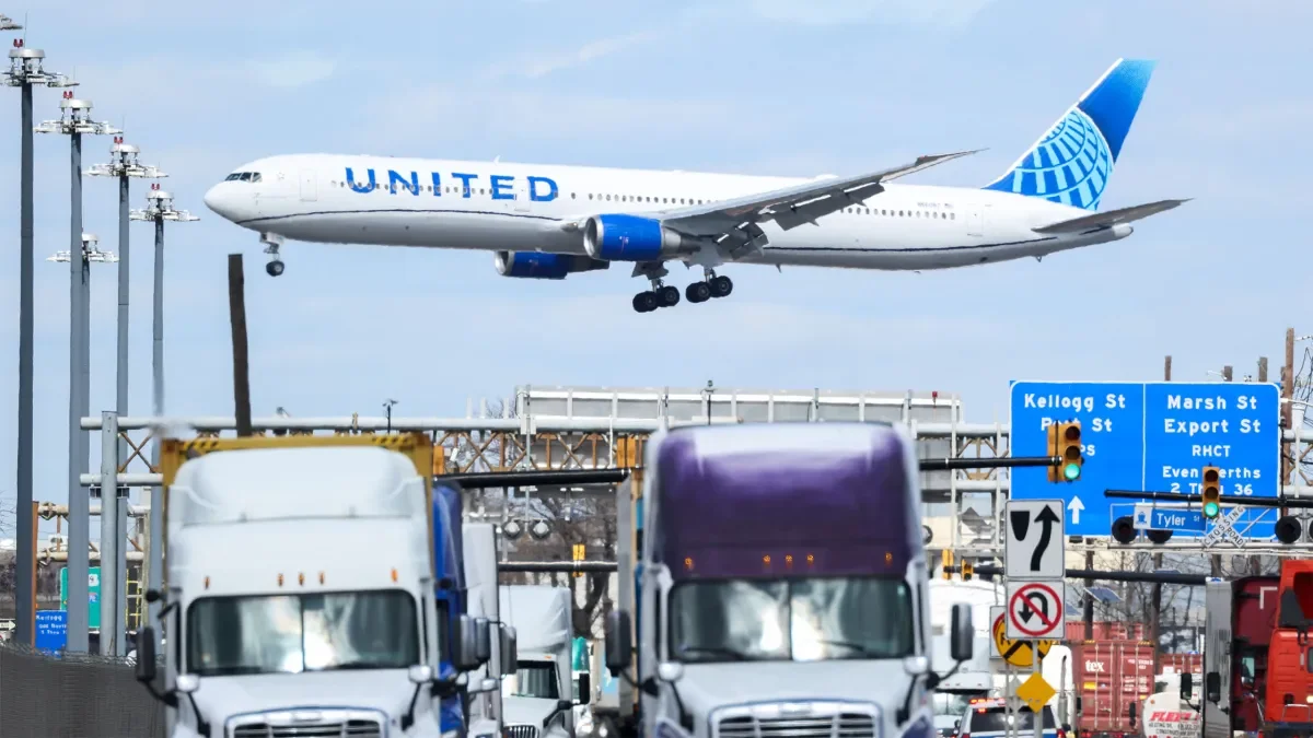 Newark Near-Miss: United 767 Skims a Pole and Bread Truck on Landing