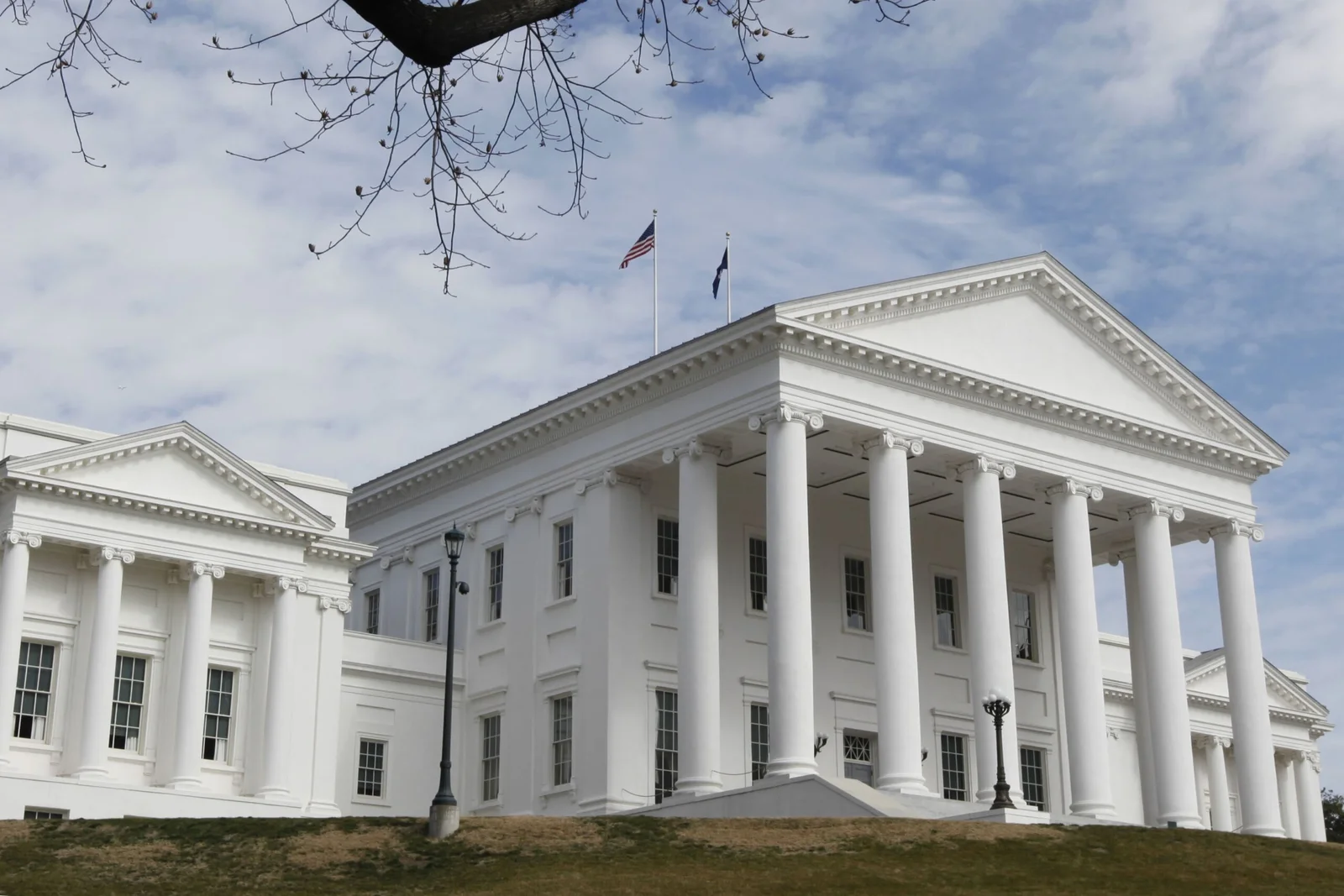 Virginia bets on turnout as redistricting fights keep map in place for fall elections