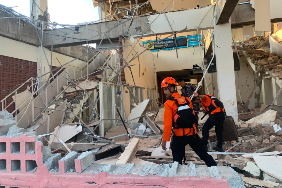 Indonesia quake leaves 53 dead as rescuers search for survivors