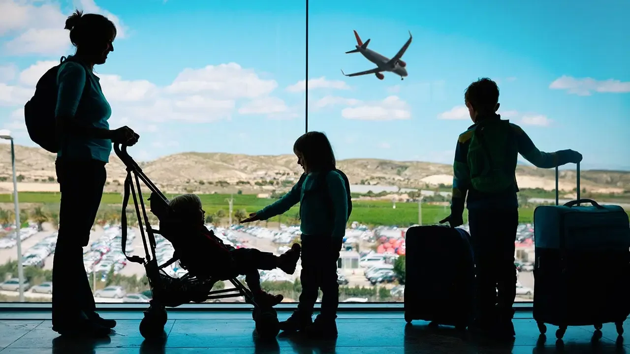 Crowded Airport Lounges Highlight Changing Etiquette and Food Hoarding