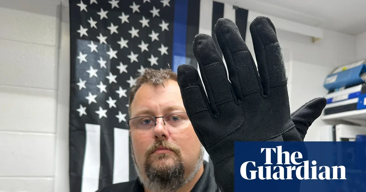 Omaha schools curb police use of electric-shock gloves; Bellevue keeps them