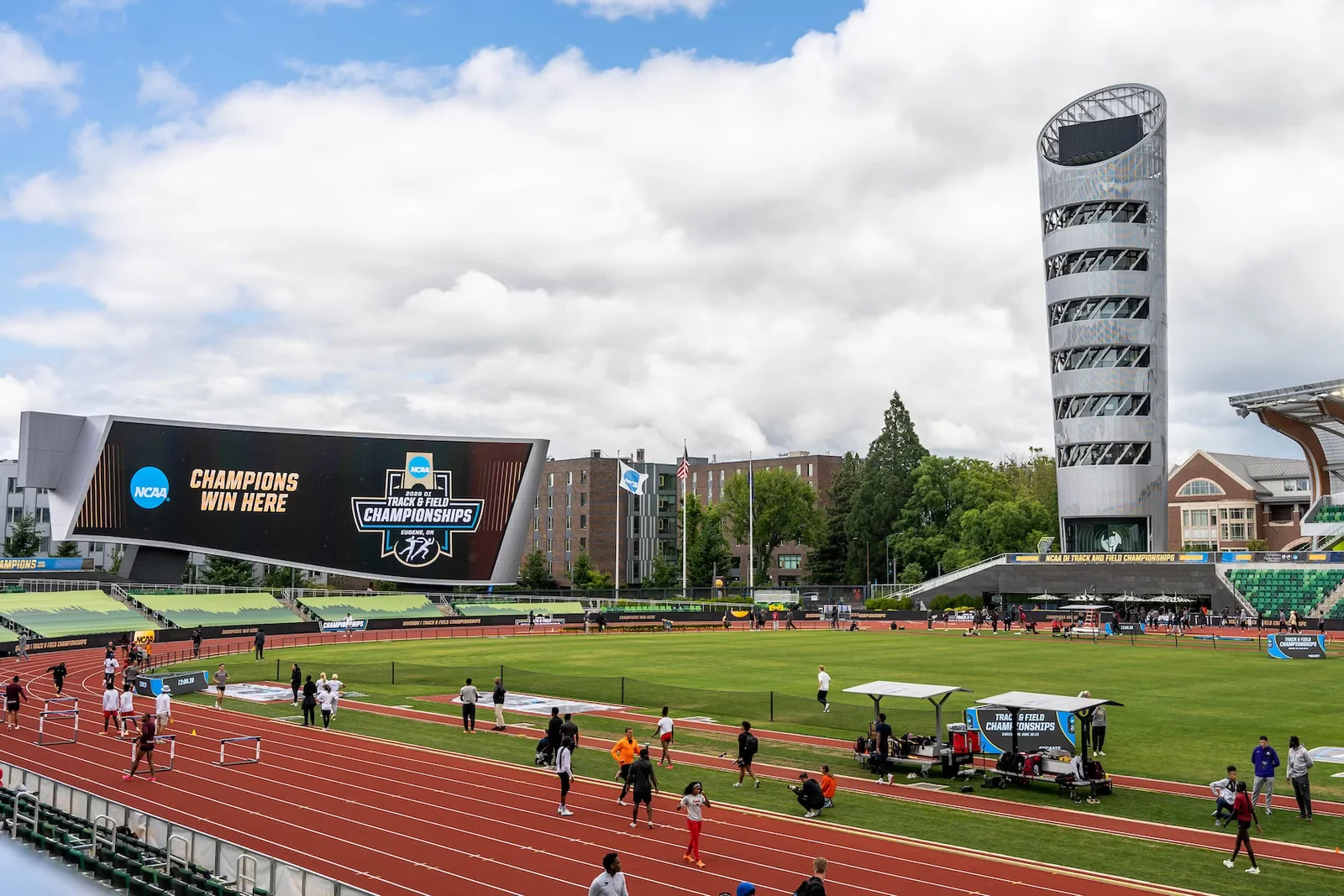 Auburn breaks NCAA 4x100 record as Mantzouranis wins hammer on opening day in Eugene
