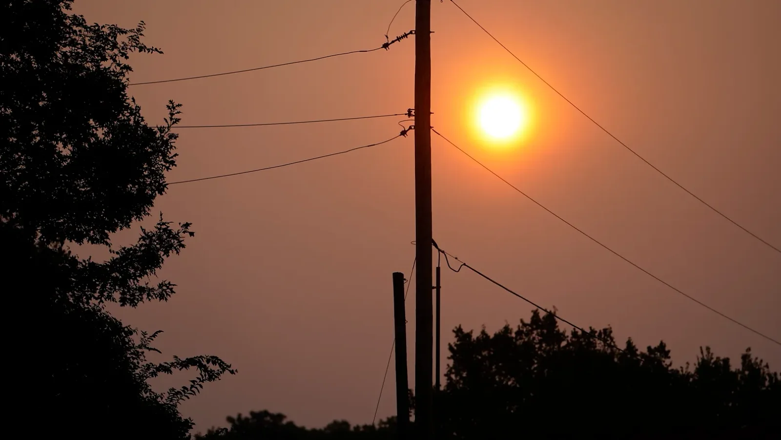Canadian wildfire smoke drags unhealthy air into Michigan