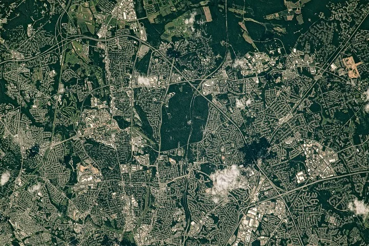 Green Corridors Along the Capital Beltway: A NASA Earth Observatory View