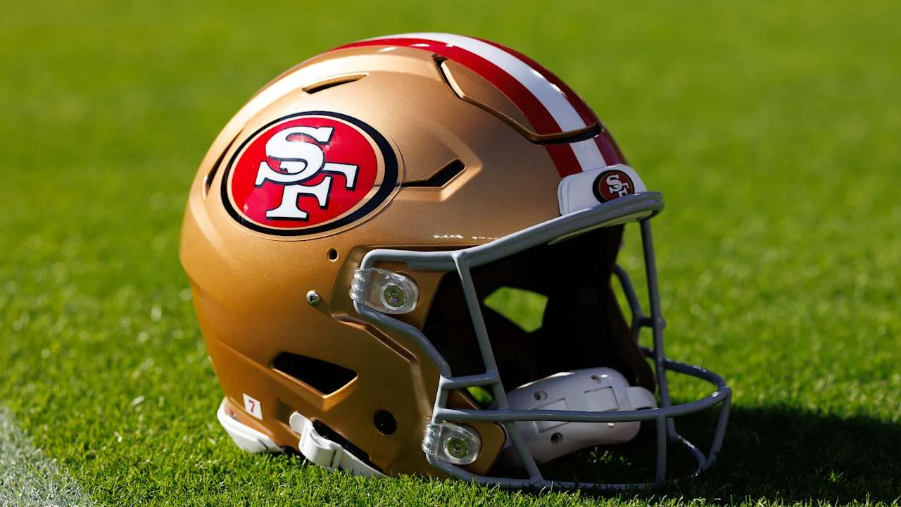 49ers land in Melbourne, begin week-long acclimation before Rams clash