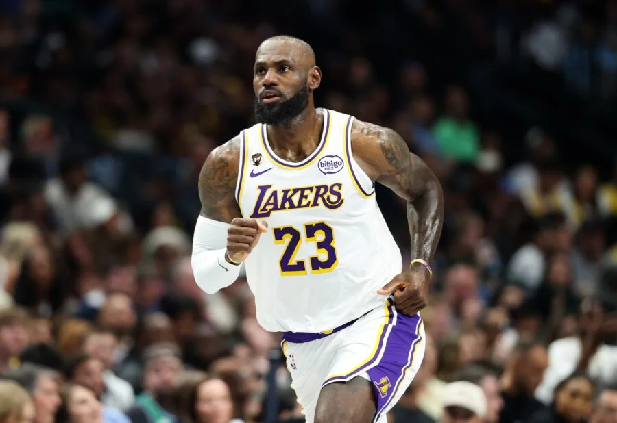 LeBron James Nears Next Team as Championship Contenders Circle