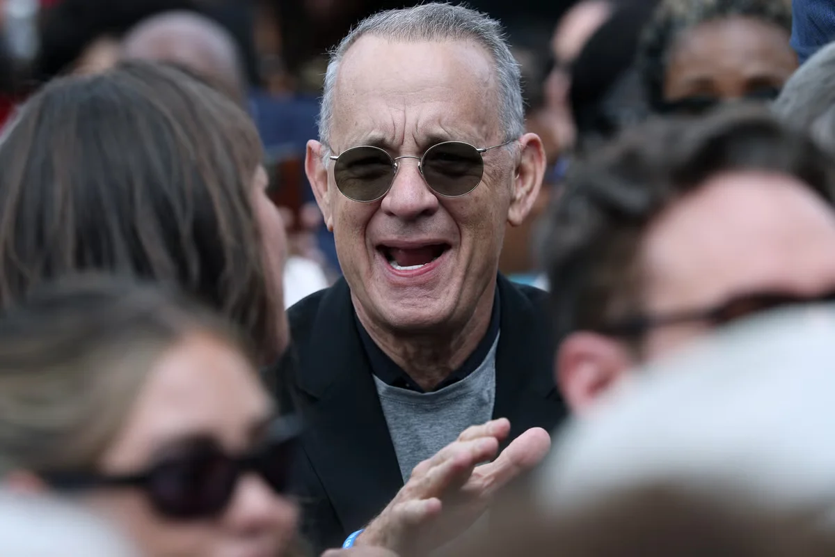 Tom Hanks fires a cheeky ratings dig at MS NOW during Obama Center gala